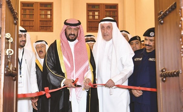 الشيخ طلال الخالد وموسى معرفي وجواد بوخمسين خلال افتتاح الحسينية﻿