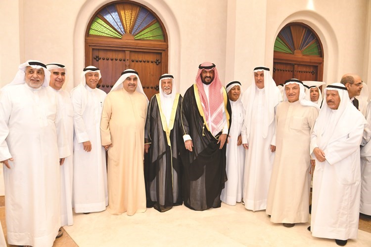 الشيخ طلال الخالد وموسى معرفي والمستشار محمد أبو الحسن وعبدالعزيز الغنام وأحمد بهبهاني وبعض الحضور	(قاسم باشا )﻿