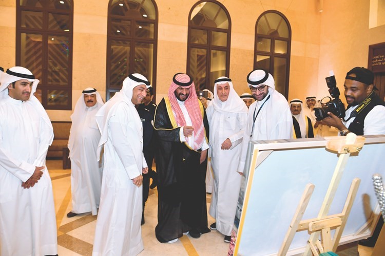 الشيخ طلال الخالد خلال جولة داخل الحسينية﻿
