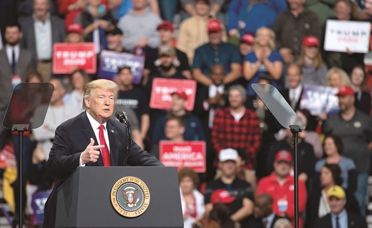 ترامب يلقي كلمته خلال مسيرة جعل أميركا عظيمة مرة أخرى في جرين باي امس الاول(أ.ف.پ)﻿