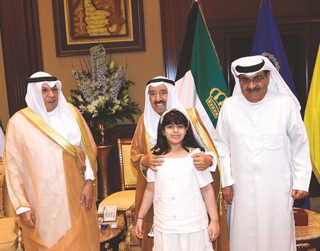 سمو الأمير مستقبلا الشيخ خالد الجراح وابنة شهيد الواجب وكيل عريف خالد ناصر الواوان	﻿