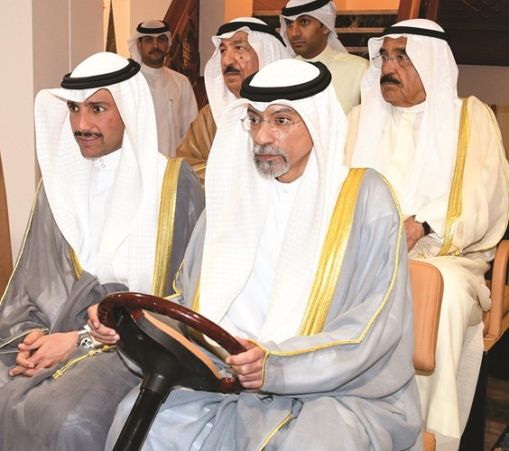 مرزوق الغانم والشيخ جابر العبدالله والشيخ فيصل السعود خلال جولة في أروقة المتحف﻿