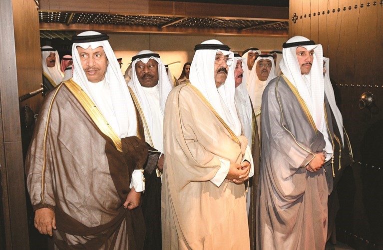 مرزوق الغانم والشيخ مشعل الأحمد وسمو الشيخ جابر المبارك والشيخ علي العبدالله خلال جولة في المتحف ﻿