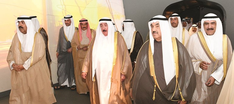 الشيخ مشعل الأحمد وسمو الشيخ ناصر المحمد والشيخ سالم صباح الناصر والشيخ د. إبراهيم الدعيج خلال الجولة﻿