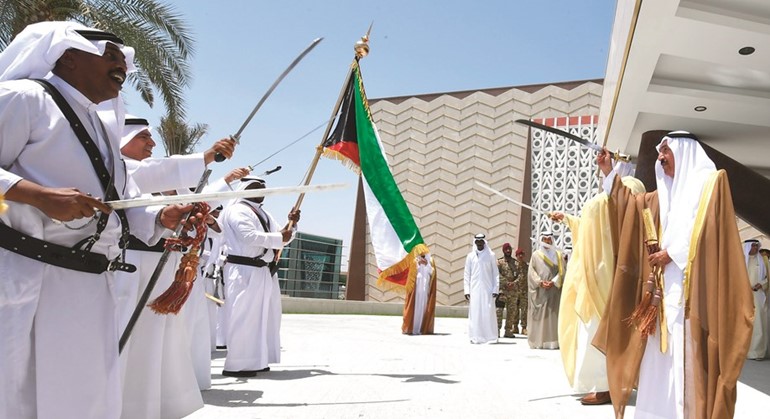 الشيخ جابر العبدالله يؤدي العرضة﻿