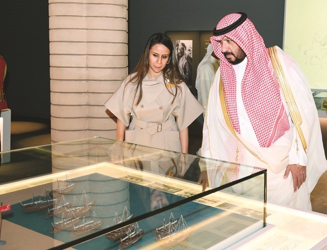 الشيخ طلال الخالد يطلع على بعض مقتنيات المتحف﻿