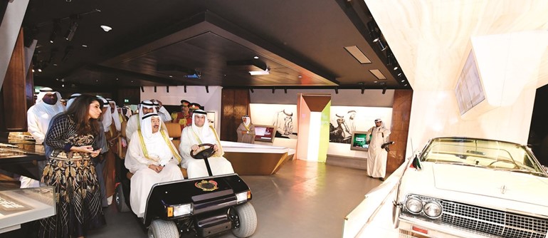 الشيخة منى الجابر تقدم عرضا عن إحدى السيارات التاريخية في المتحف﻿