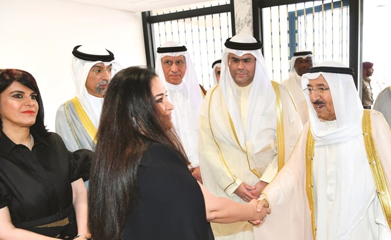 صاحب السمو الأمير الشيخ صباح الأحمد مصافحا مستقبليه﻿