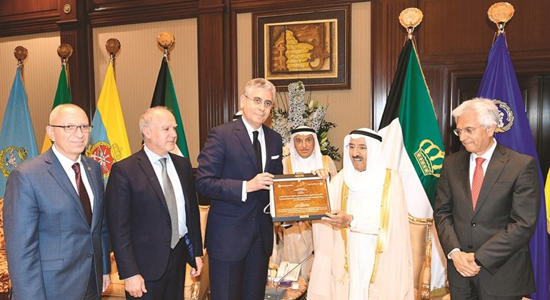 صاحب السمو الأمير الشيخ صباح الأحمد يتسلم شهادة التقدير من مجموعة البنك الدولي ﻿