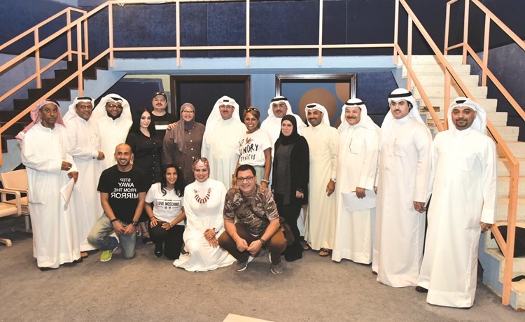 فريق مسلسل أزواج ولكن في لقطة جماعية مع وكيل الإذاعة الشيخ فهد المبارك الصباح ومدير إدارة البرنامجالعام سعد الفندي ومراقب التمثيليات وليد الدلح		(محمد هنداوي)﻿