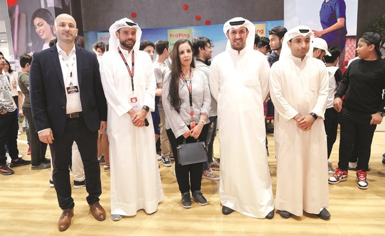من اليمينعبدالله جريس ويوسف الشلال ونوف المشعان وناظم الغبرا وجمال المصري﻿