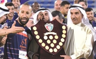 فهد غانم وأحمد هاني يرفعان درع الدوري﻿
