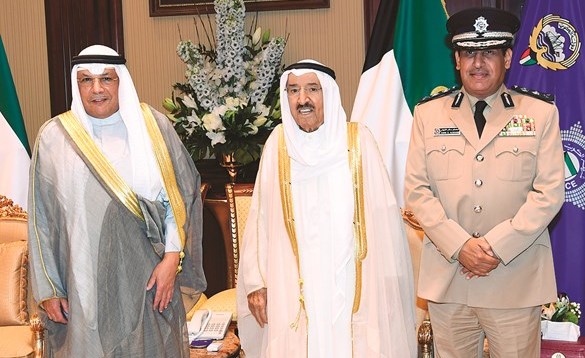 صاحب السمو الأمير الشيخ صباح الأحمد مستقبلا الشيخ خالد الجراح والفريق عصام النهام ﻿
