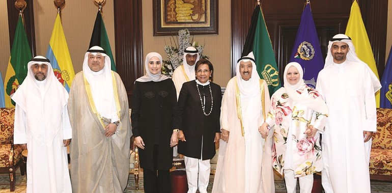صاحب السمو الأمير خلال استقباله مريم العقيل وخالد مهدي وأعضاء اللجنة العليا﻿