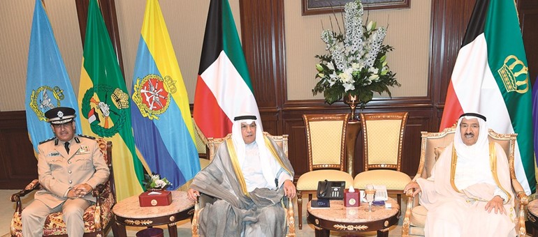 صاحب السمو الأمير الشيخ صباح الأحمد خلال لقائه الشيخ خالد الجراح والفريق عصام النهام﻿
