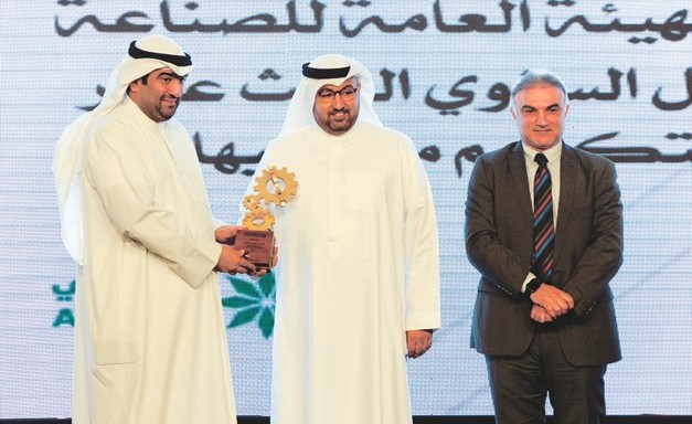 الروضان وتقي يكرمان أحد الموظفين﻿