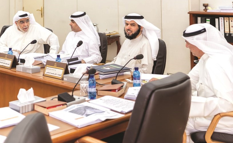 شعيب المويزري ود.عادل الدمخي ورياض العدساني وعدنان عبدالصمد خلال اجتماع لجنة الميزانيات والحساب الختامي﻿