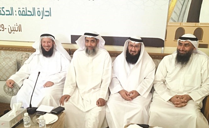 عبدالرحمن الجيران متوسطا د.بسام الشطي ونصار العبدالجليل وصلاح السابج﻿