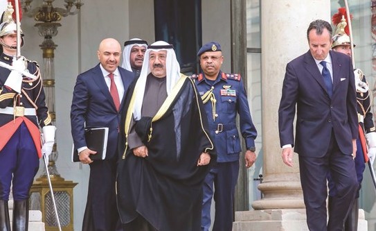 الشيخ ناصر صباح الأحمد والوفد المرافق مغادرا قصر الإليزيه بعد اللقاء مع الرئيس ماكرون﻿