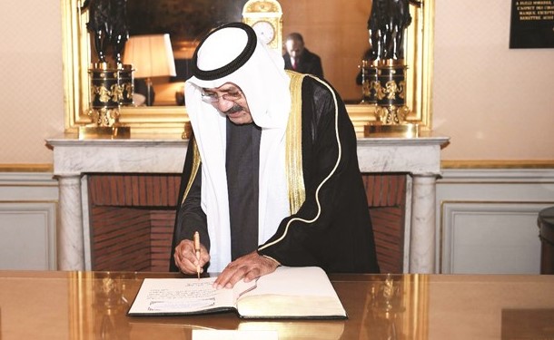 الشيخ ناصر صباح الأحمد يسجل كلمة في سجل كبار الزوار﻿