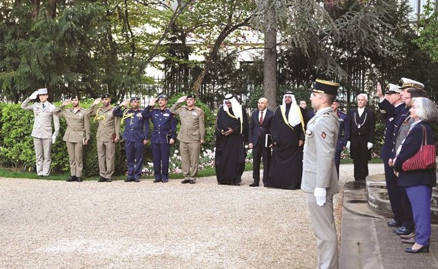 الوفد المرافق للشيخ ناصر صباح الأحمد وأعضاء سفارتنا في باريس خلال المراسم الرسمية﻿