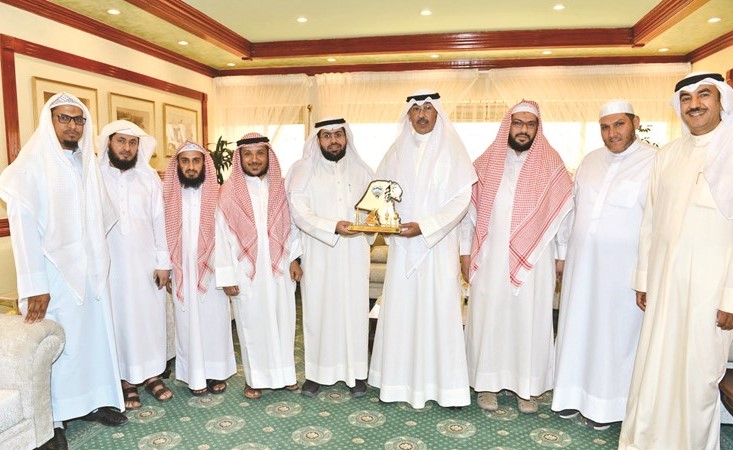 درع تذكارية من اللجنة المنظمة للمحافظ﻿
