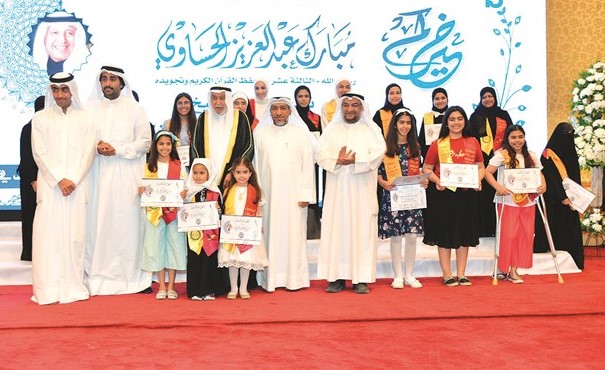د.خالد المذكور ويوسف الصميعي مع المكرمين خلال الحفل ﻿