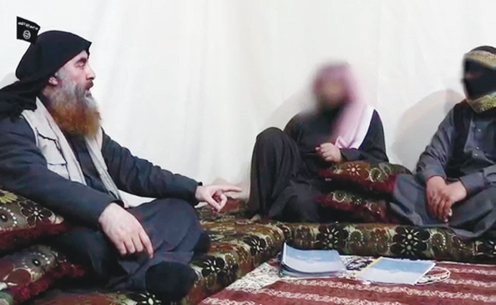 صورة مأخوذة من ڤيديو للبغدادي يتحدث لمساعديه وتمت تغطية وجوههم 	(أ.ف.پ)