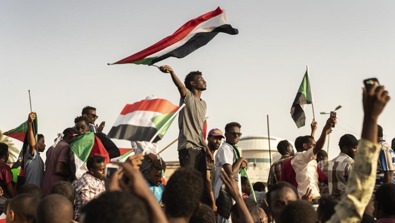 "المجلس العسكري" السوداني: ملتزمون بالتفاوض ولن نتعرض للاعتصام..ولكن لا فوضى بعد اليوم