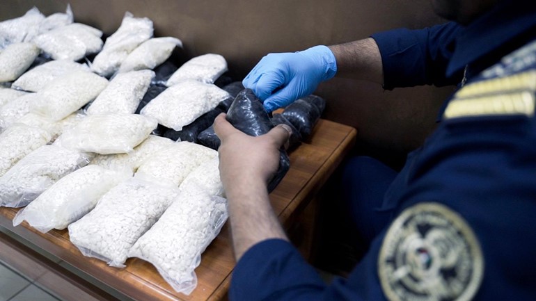 إحباط تهريب 140 ألف حبة مخدرة داخل باص في "جمرك العبدلي"