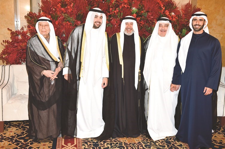 الشيخ فهد الجابر والشيخ مبارك فهد الجابر وخالد العيسى يباركون﻿