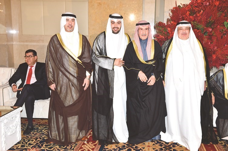 الشيخ سلمان الدعيج والشيخ خليفة سلمان الدعيج يباركان﻿
