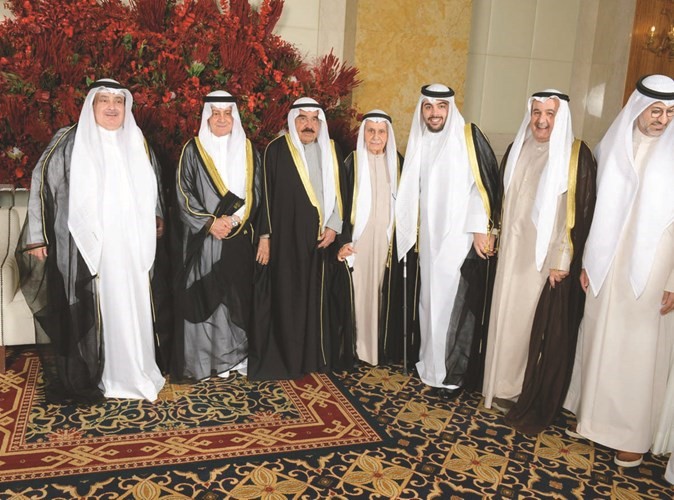 الشيخ فيصل السعود والشيخ دعيج جابر العلي يهنئان المعرس ووالده صافي المطوع وجده عبدالعزيز المطوع وعبدالله المطوع﻿