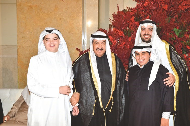 سمو الشيخ ناصر المحمد وحفيده الشيخ ناصر احمد ناصر المحمد يهنئان المعرس وشقيقه حمد صافي المطوع﻿