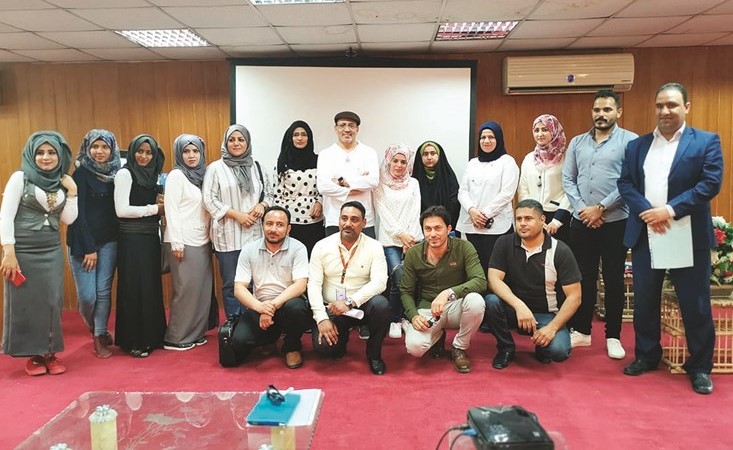 علاء الجابر يتوسط طلبة الدراسات العليا في جامعة البصرة﻿