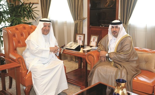 علي الغانم مستقبلا السفير الإماراتي ﻿