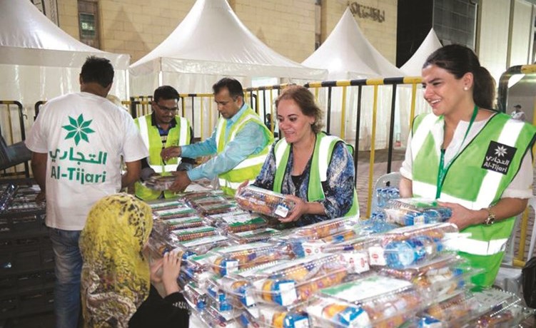 البنك يوزع الوجبات﻿