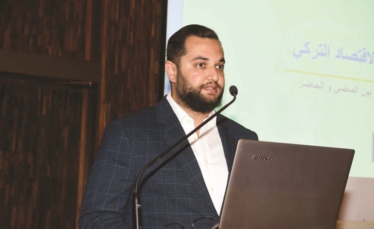 أحمد كريم متحدثا خلال الندوة﻿