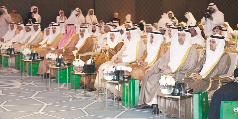 سمو رئيس الوزراء الشيخ جابر المبارك وفهد الشعلة وأسامة العتيبي والشيخ د.سالم الجابر والشيخ أحمد النواف والشيخ طلال الخالد والشيخ مشعل الجابر وناصر الحجرف خلال المؤتمر ﻿