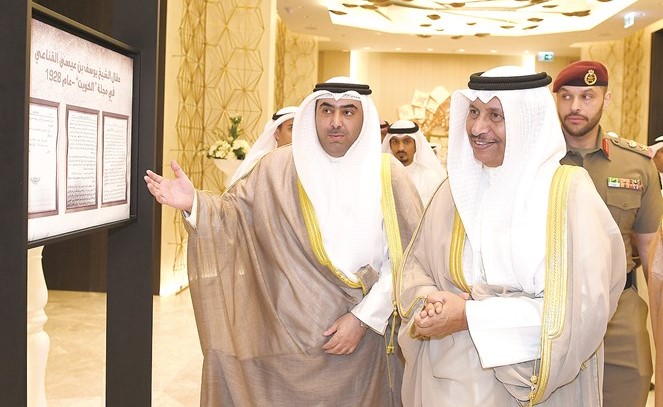 سمو الشيخ جابر المبارك خلال جولة في معرض مسيرة المجلس البلدي﻿