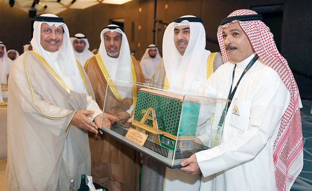 سمو رئيس الوزراء الشيخ جابر المبارك يتلقى هدية تذكارية من فهد الشعلة وأسامة العتيبي