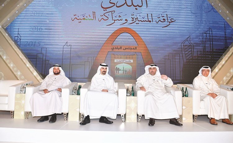 م.محمد بوشهري واسامة العتيبي والشيخ مشعل الجابر وم.عبدالسلام الرندي خلال الجلسة الحوارية		(قاسم باشا) ﻿