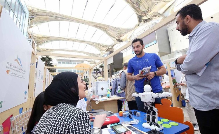 مركز صباح الأحمد للموهبة والإبداع شارك في معرض «مظلة» السادس