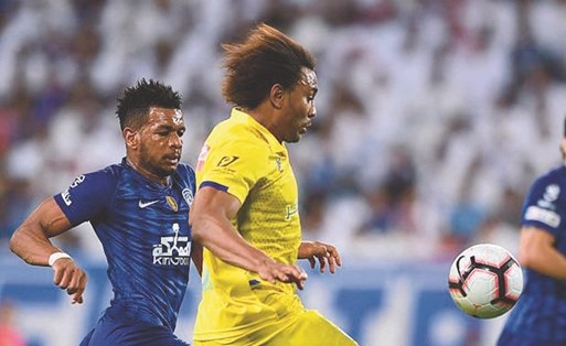 هداف التعاون توامبا يروض الكرة ﻿