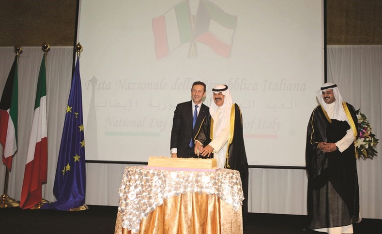 خالد الجارالله والسفير الإيطالي لدى قطع كعكة الحفل﻿