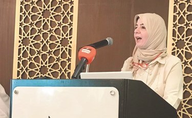 د.ماجدة القطان متحدثة خلال المؤتمر﻿