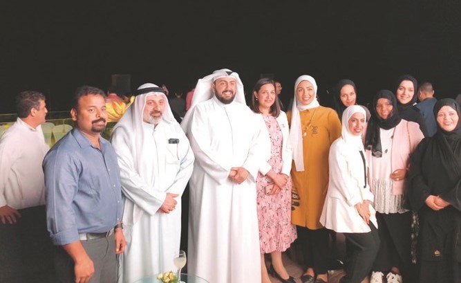 الشيخ د.باسل الصباح مع عدد من الحضور في الملتقى ﻿