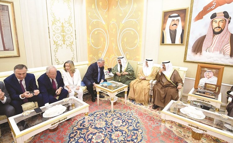 سمو الشيخ ناصر المحمد خلال اللقاء مع جيرارد فيليب بحضور د. إسماعيل الشطي والشيخ د. سالم الجابر﻿