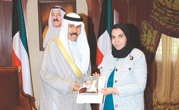 سمو ولي العهد الشيخ نواف الأحمد يتسلم الكتاب من د. سعاد الصباح﻿