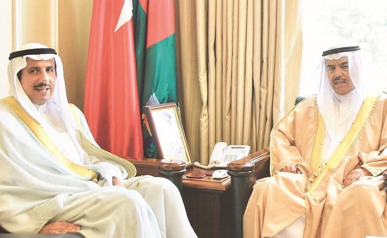 الفريق الركن عبدالله النعيمي مستقبلا السفير الشيخ عزام الصباح ﻿